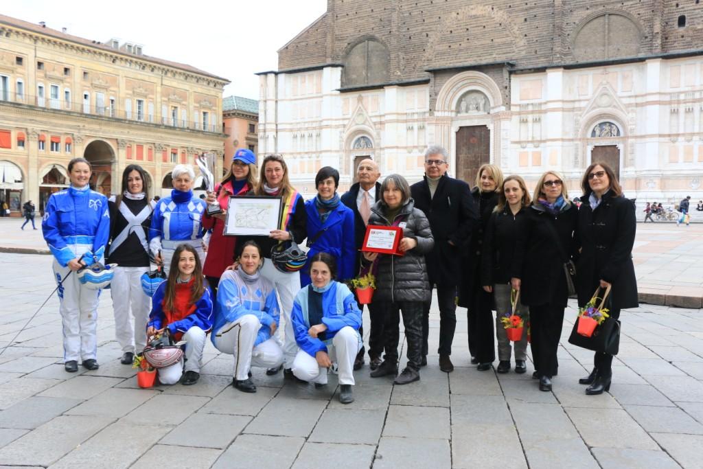 amazzoni_piazza_maggiore.JPG